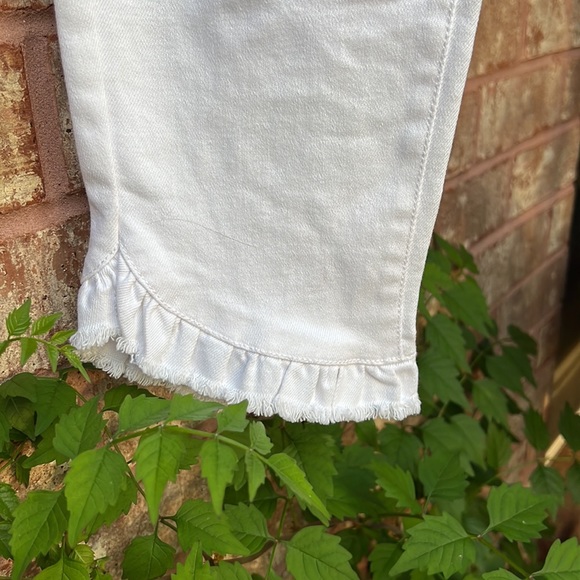 NWT CeCe Classic Skinny Cropped White Ruffle Hem Jeans Size 0 - Picture 4 of 9